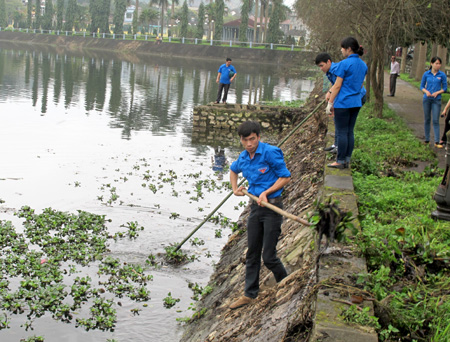 Đoàn viên thanh niên thành phố tham gia vớt bèo làm sạch Công viên Yên Hòa.